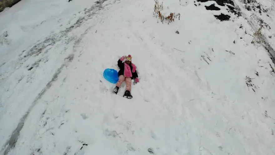 Mart kapıdan baktırdı. Hava dün güneşliydi, bugün 15 santimetre kar var 3