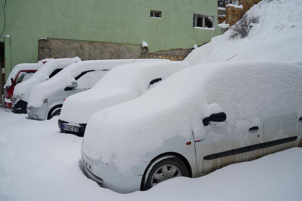 Mart kapıdan baktırdı. Hava dün güneşliydi, bugün 15 santimetre kar var