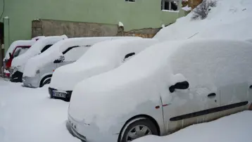 Mart kapıdan baktırdı. Hava dün güneşliydi, bugün 15 santimetre kar var