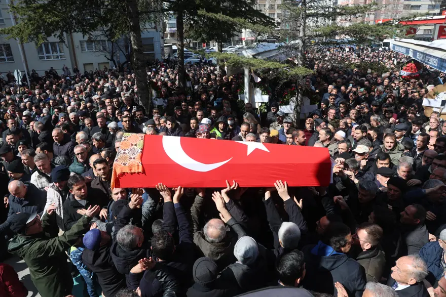 Fatma Nur muallim gözyaşlarıyla uğurlandı. Oğlunun vedası yürükleri burktu 