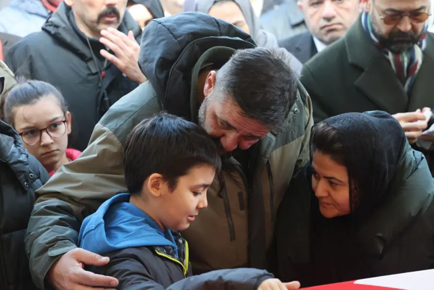 Anneye acı veda. Fatma Nur muallim gözyaşlarıyla uğurlandı 2