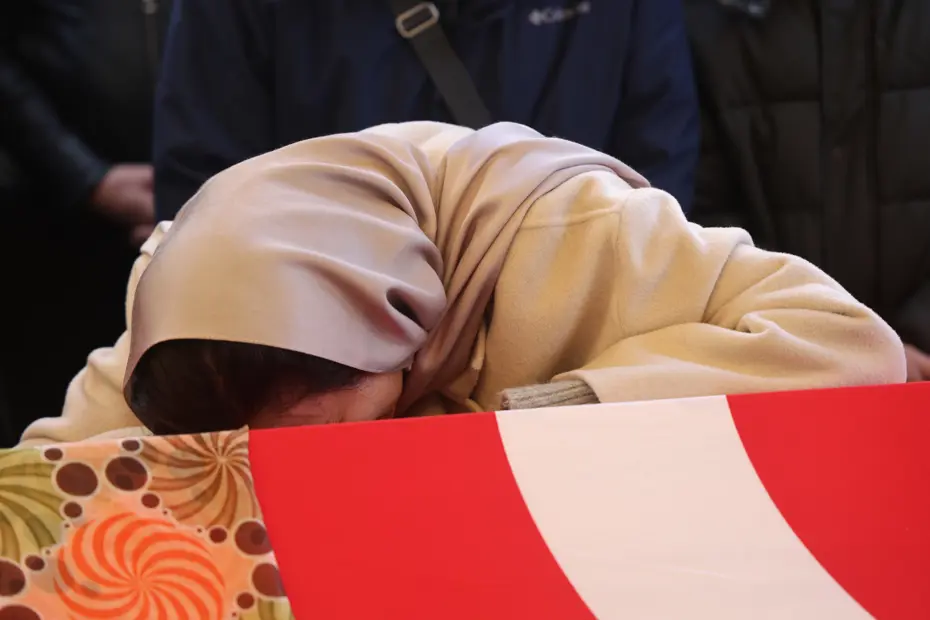 Fatma Nur öğretmen gözyaşlarıyla uğurlandı. Oğlunun vedası yürükleri burktu