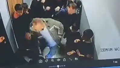 Çocuğuna kartopu atan öğrenciyi koridorda darp etti