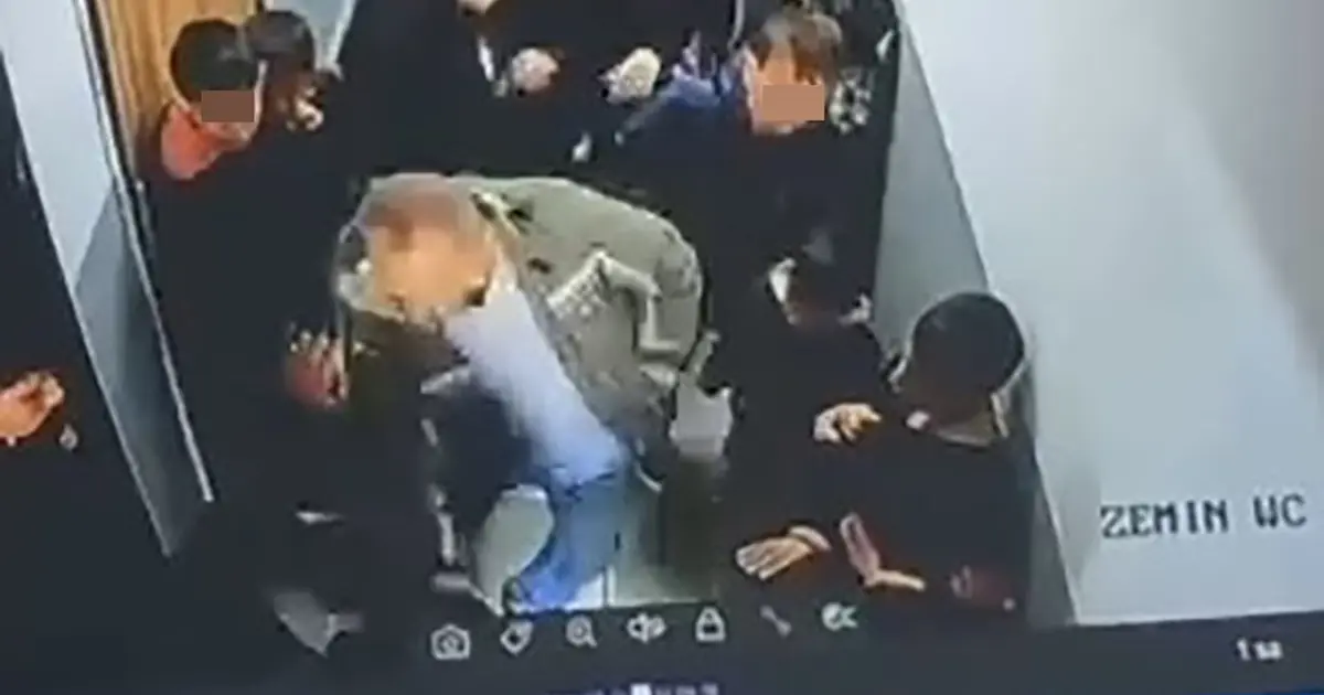 Çocuğuna kartopu atan öğrenciyi koridorda darp etti