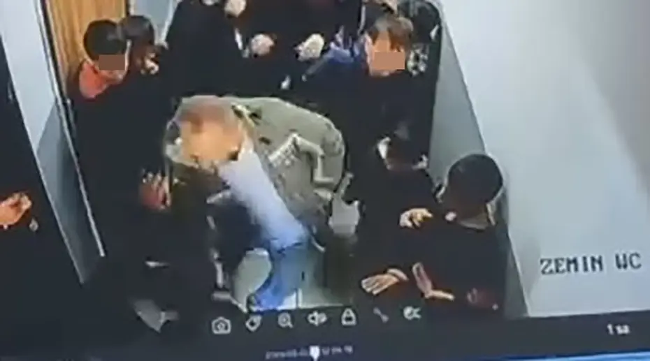 Çocuğuna kartopu atan öğrenciyi koridorda darp etti