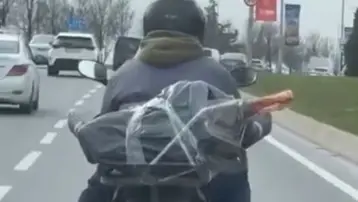 Mide bulandıran görüntü. Motorcu ayağının altında et taşıdı