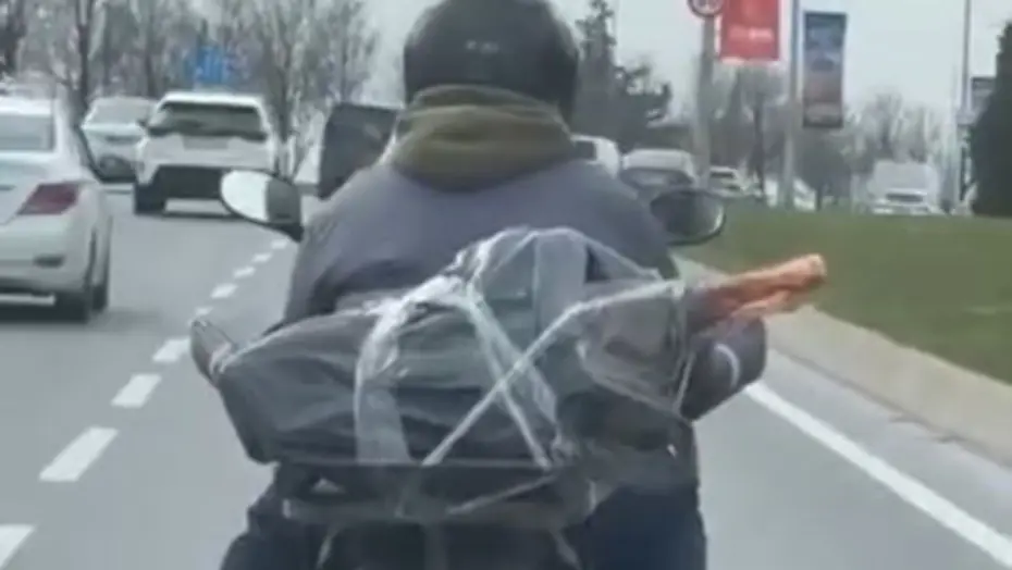 Mide bulandıran görüntü. Motorcu ayağının altında et taşıdı