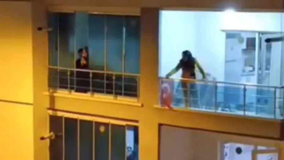 Tartışmada sinir krizi geçirdi. Eşyaları balkondan fırlattı