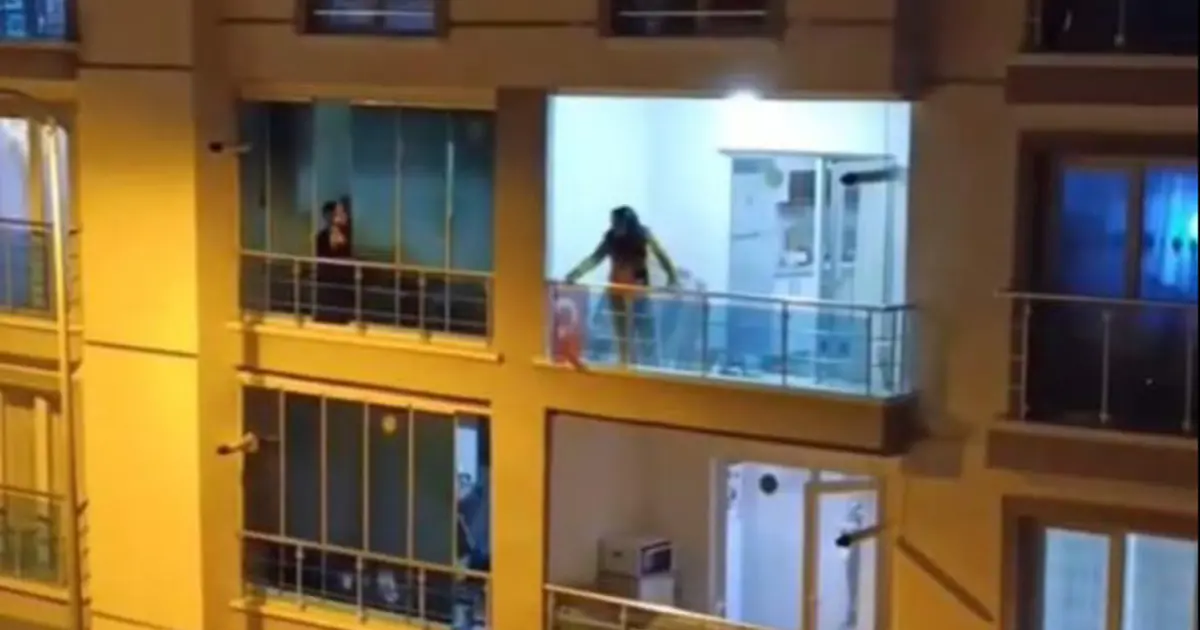 Komşularıyla tartıştı eline ne geçiyorsa balkondan attı