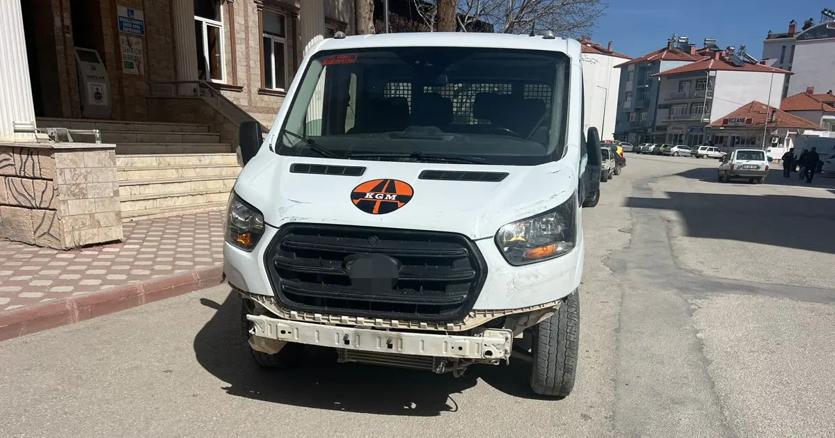 Direksiyon başında ölüm. 2 araç ve PTT şubesine çarptı