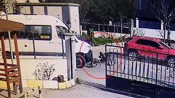 Okul servisi motosiklete çarptı, 2 yaralı