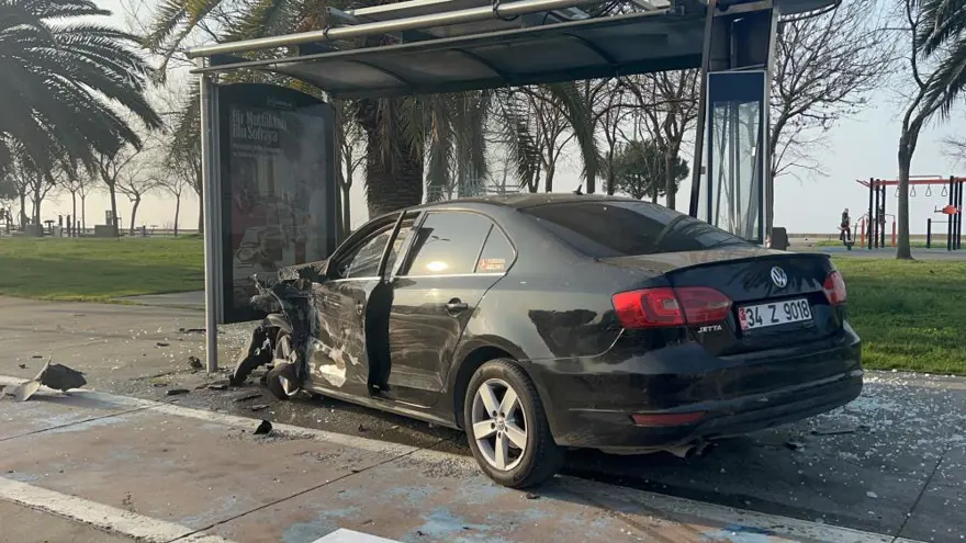 Sahil yolunda feci kaza. Otomobil durağa daldı 2
