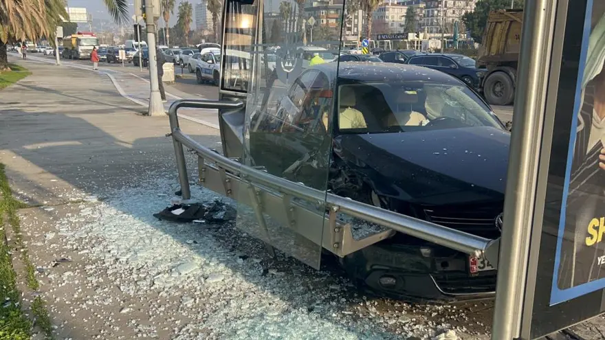 Sahil yolunda feci kaza. Otomobil durağa daldı 1