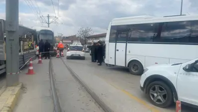 Tramvay minibüsle çarpıştı, raydan çıktı
