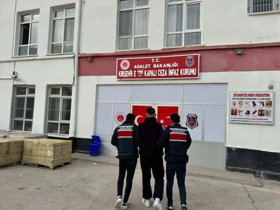 Cezaevinden izinli çıktı, uyuşturucu satarken yakalandı