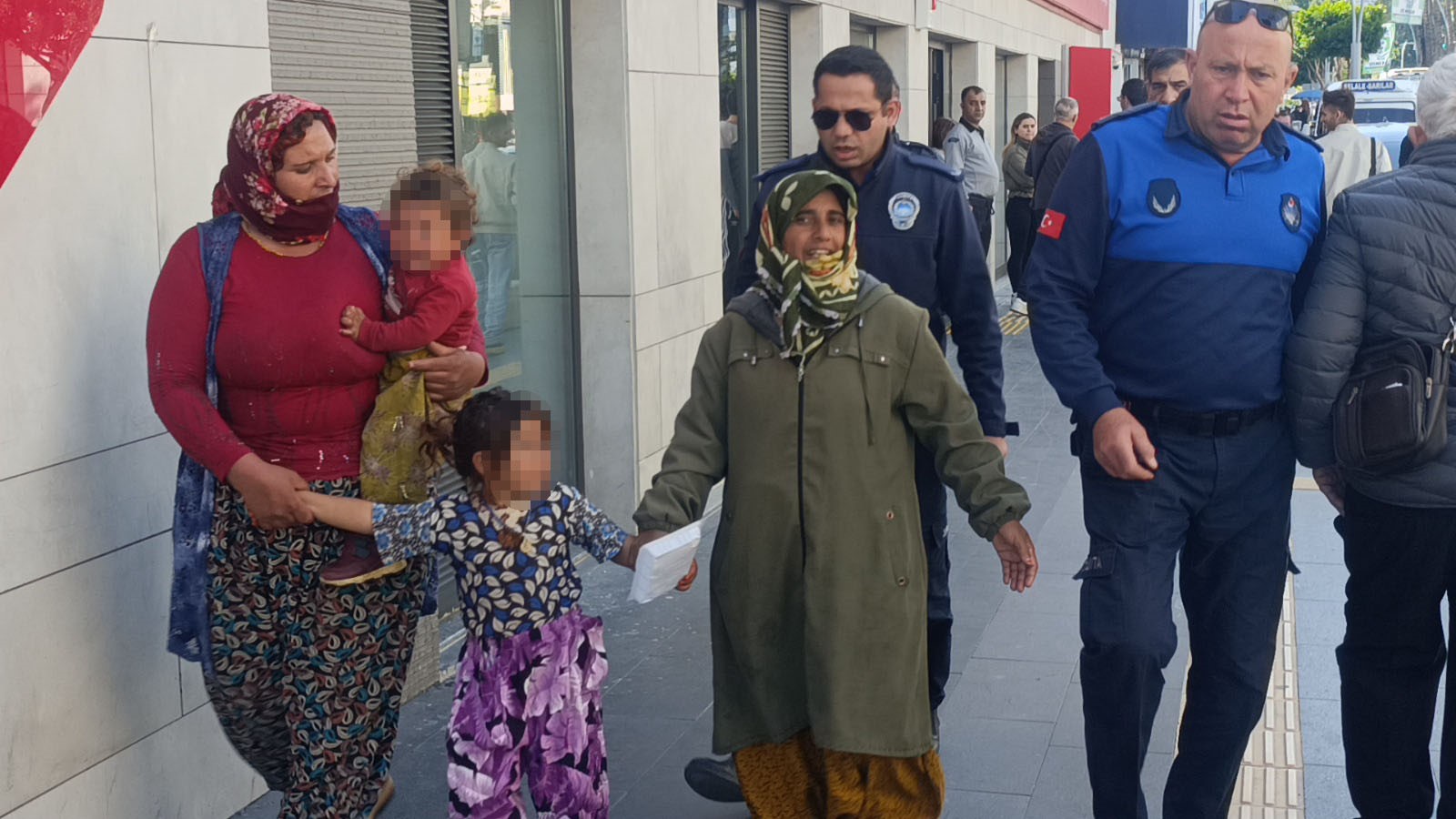 Antalya'da zabıtadan dilenci denetimi