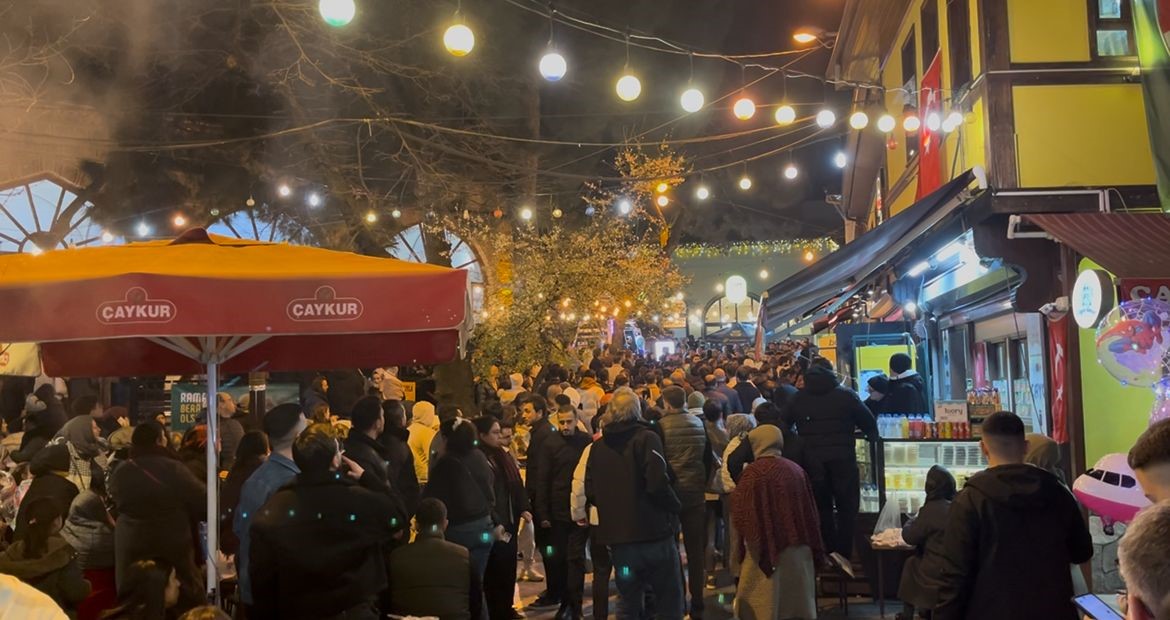 Kilometrelerce yolları aşıp saatlerce sıra beklediler. İzdiham yaşandı