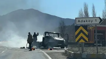 Taşıdığı malzemeler tutuştu. Seyir halindeki kamyonet alevler içinde kaldı