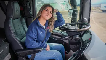 Hem geziyor, hem para kazanıyor. İş hayatından sıkıldı, babasının izinden gitti