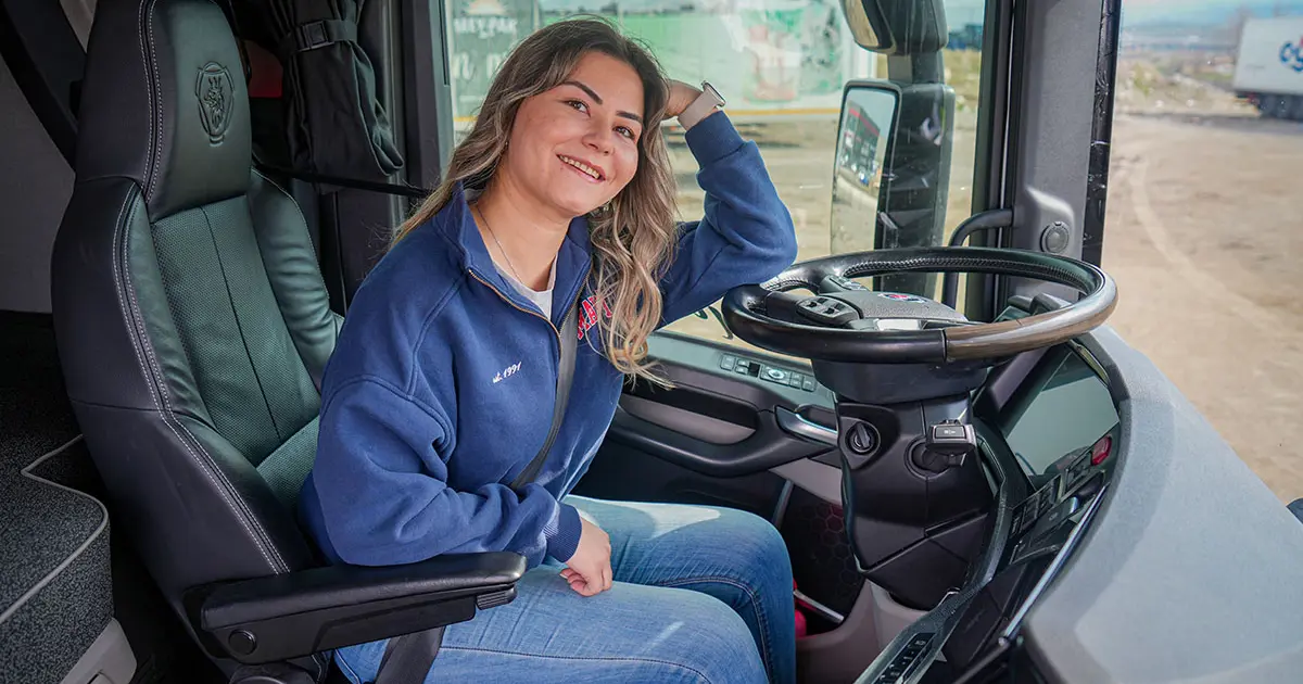 Hem geziyor, hem para kazanıyor. İş hayatından sıkıldı, babasının izinden gitti