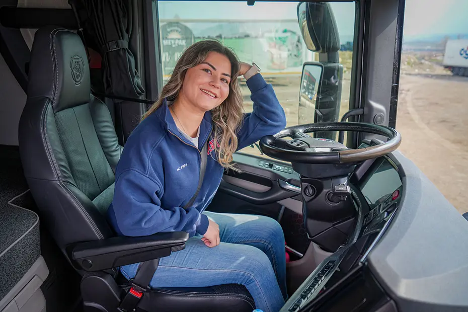 Hem geziyor, hem para kazanıyor. İş hayatından sıkıldı, babasının izinden gitti