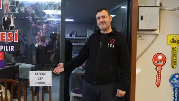 Pazarlıktan ve cimrilikten bıktı, dükkan camına astı. "Kefene cep dikilir"