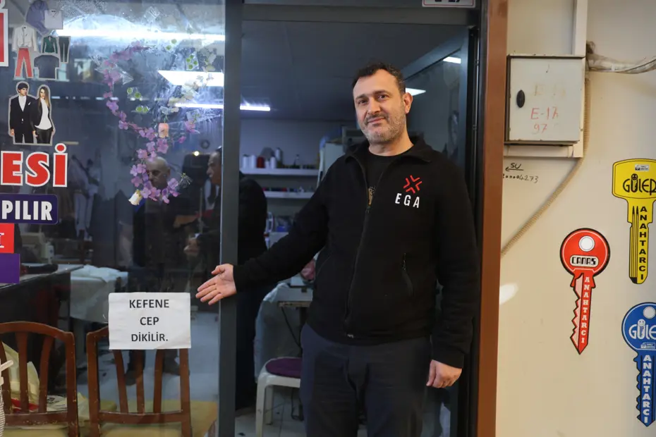 Pazarlıktan ve cimrilikten bıktı, dükkan camına astı. 