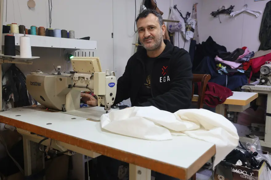 Pazarlıktan ve cimrilikten bıktı, mağaza camına astı. "Kefene kesecik dikilir" Pazarlıktan ve cimrilikten bıktı, mağaza camına astı. "Kefene kesecik dikilir"