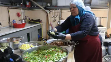 Kimsesizlerin annesi oldu. Gönüllü olarak çalışıyor