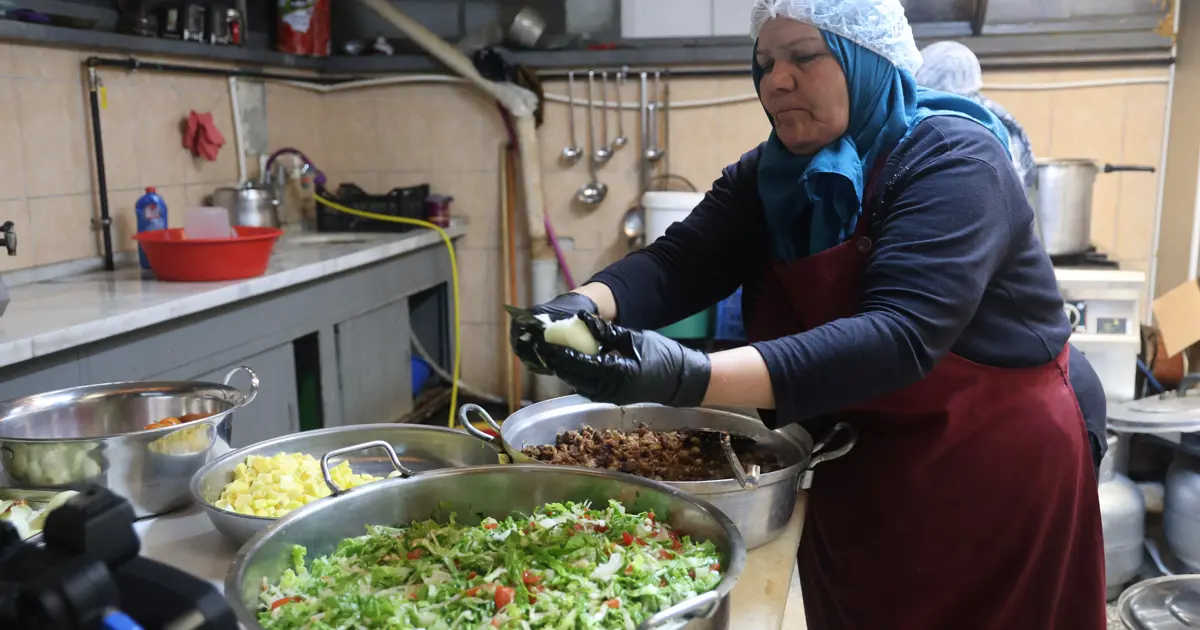 Kimsesizlerin annesi oldu. Gönüllü olarak çalışıyor