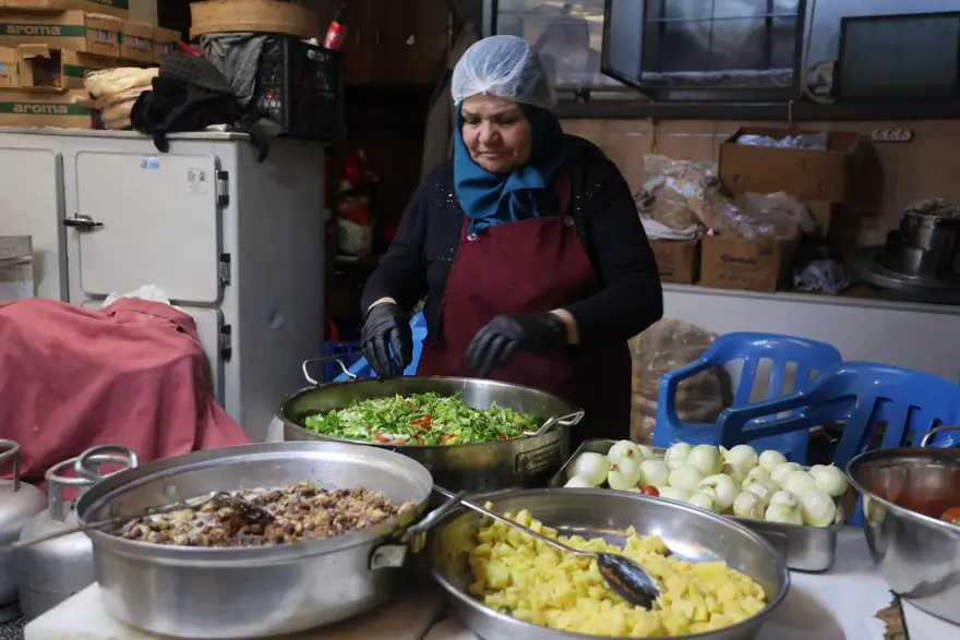 KİMSESİZLERİN ANNESİ OLDU 