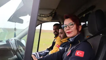 Ambulansın arka kabininden sürücü koltuğuna: Onu gören dönüp bir daha bakıyor