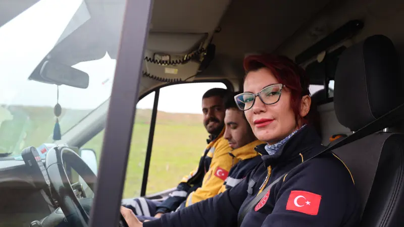 Ambulansın arka kabininden sürücü koltuğuna: Onu gören dönüp bir daha bakıyor