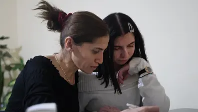 Çocuk yaşta evlendirilip kanser oldu, 16 ameliyatla beraber hayata tutundu
