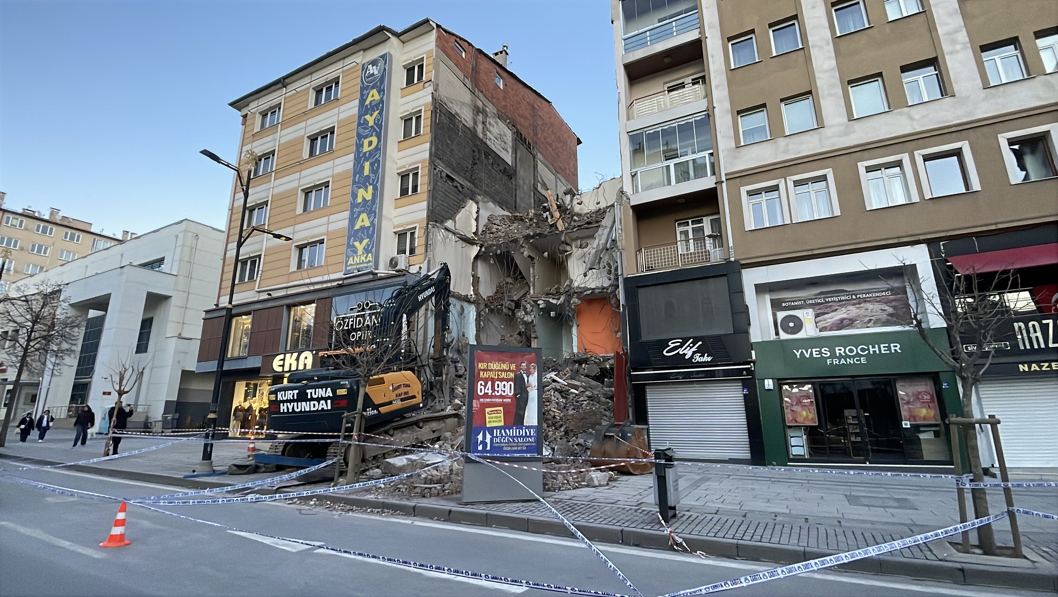 Sivas'ta yıkım sırasında hasar gören bina tahliye edildi