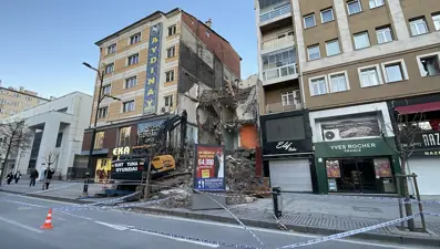 Sivas'ta yıkım sırasında hasar gören bina tahliye edildi