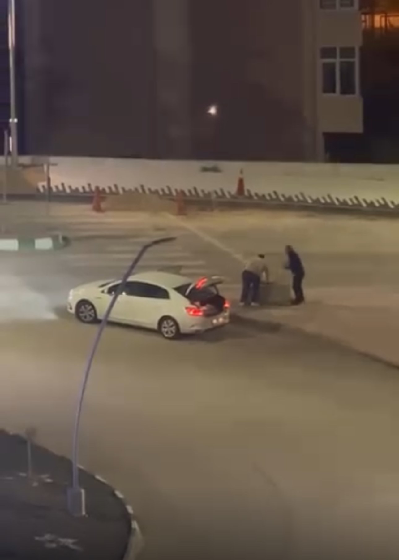 Kaldırım taşı çalan 2 zanlı yakalandı