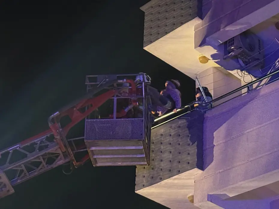 Yangın çıkan apartmanda can pazarı: 30 kişiyi itfaiye kurtardı