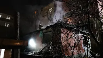 Beyoğlu'nda korkutan yangın. Alevler metruk binayı sardı