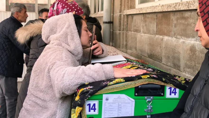 El freni çekilmeyen otomobil can aldı. Küçük Öykü'ye annede acı veda 1