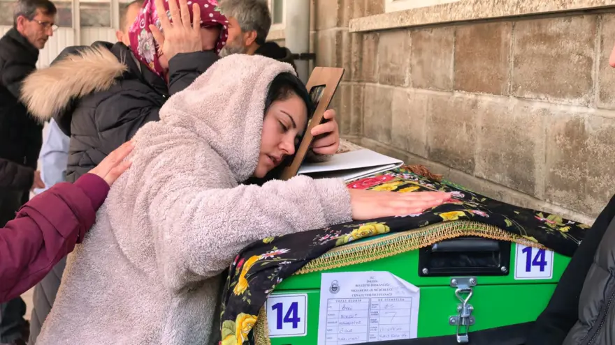 El freni çekilmeyen otomobil can aldı. Küçük Öykü'ye annede acı veda 