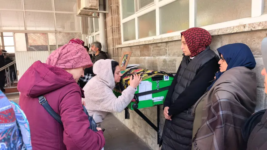 El freni çekilmeyen otomobil can aldı. Küçük Öykü'ye annede acı veda 2