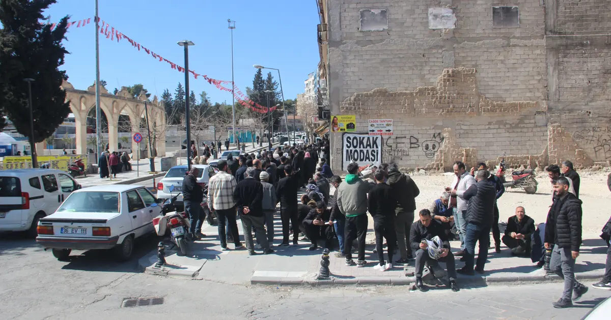 Bu da APP plaka kuyruğu. 140 bin lira ceza yememek için akın ettiler