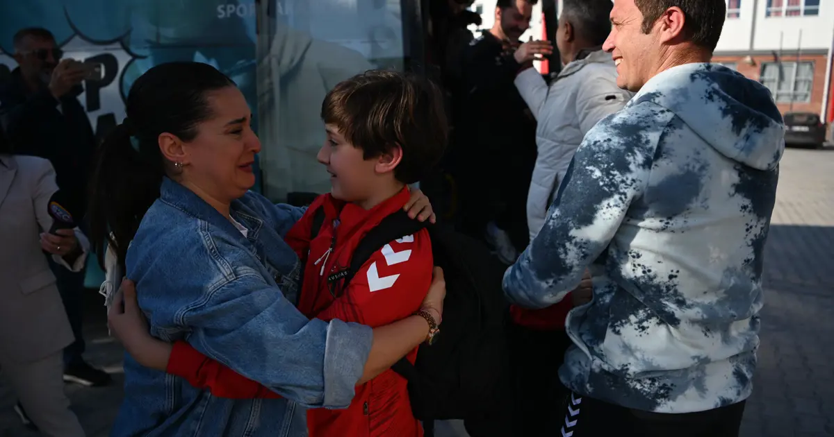 Katar'da mahsur kalan Türk sporcular memleketine döndü