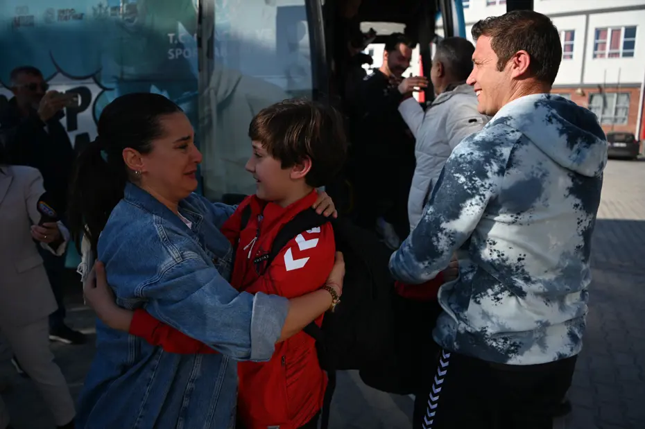 Katar'da mahsur kalan Türk sporcular döndü