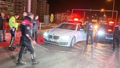 Babasının lüks aracını aldı, polisle kovalamaca yaşadı
