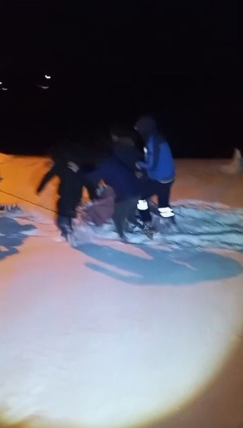 Kars’ta yoğun kar yağışı. Hastayı ambulansa leğenle taşıdılar