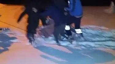 Kars’ta yoğun kar yağışı. Hastayı ambulansa leğenle taşıdılar