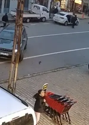 Otomobilin çarptığı genç kadın metrelerce savruldu... O anlar kamerada