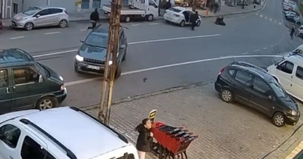 Otomobilin çarptığı genç kadın metrelerce savruldu... O anlar kamerada